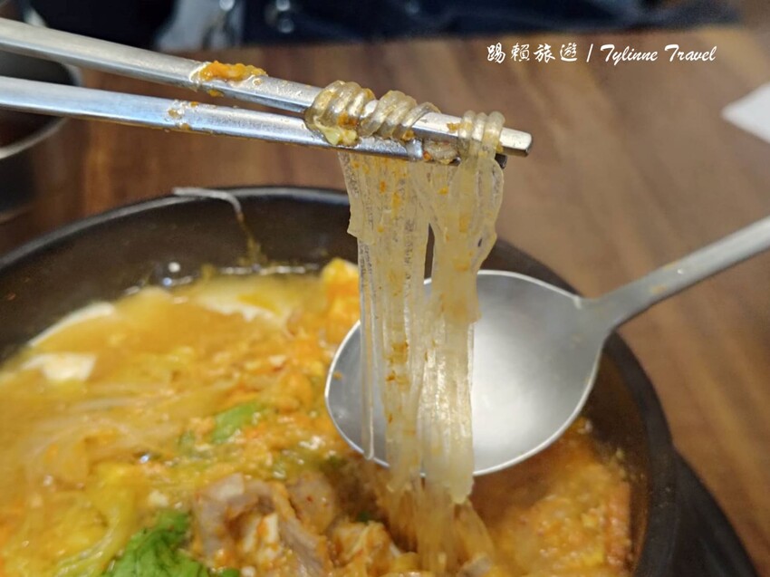 中和韓式美食「明洞韓式料理」在地人激推！石鍋拌飯 銅盤烤肉香氣逼人。