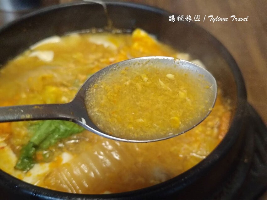 中和韓式美食「明洞韓式料理」在地人激推！石鍋拌飯 銅盤烤肉香氣逼人。