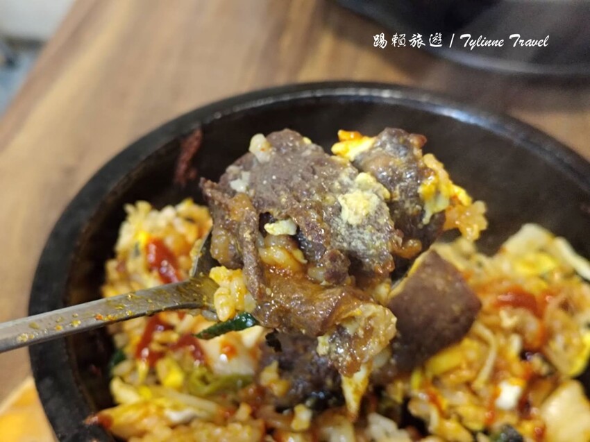 中和韓式美食「明洞韓式料理」在地人激推！石鍋拌飯 銅盤烤肉香氣逼人。