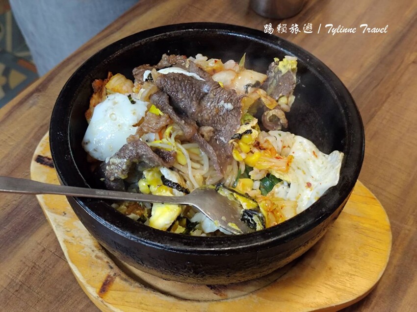 中和韓式美食「明洞韓式料理」在地人激推！石鍋拌飯 銅盤烤肉香氣逼人。