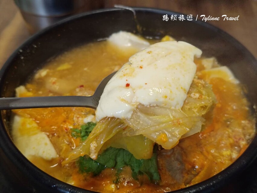 中和韓式美食「明洞韓式料理」在地人激推！石鍋拌飯 銅盤烤肉香氣逼人。