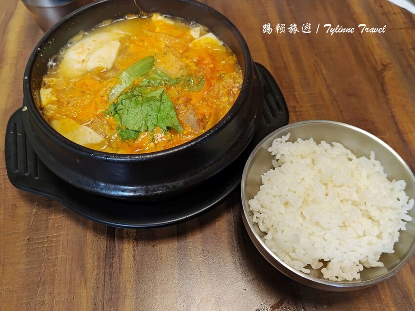 中和韓式美食「明洞韓式料理」在地人激推！石鍋拌飯 銅盤烤肉香氣逼人。