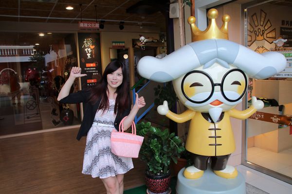 襪仔王觀光工廠:【彰化景點】田中襪仔王。勝鴻機能觀光襪廠~可愛的機器人以及襪仔王公仔/機能襪/免費參觀/襪仔娃DIY手作