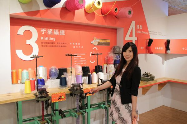 襪仔王觀光工廠:【彰化景點】田中襪仔王。勝鴻機能觀光襪廠~可愛的機器人以及襪仔王公仔/機能襪/免費參觀/襪仔娃DIY手作