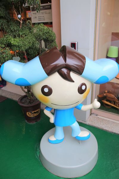 襪仔王觀光工廠:【彰化景點】田中襪仔王。勝鴻機能觀光襪廠~可愛的機器人以及襪仔王公仔/機能襪/免費參觀/襪仔娃DIY手作