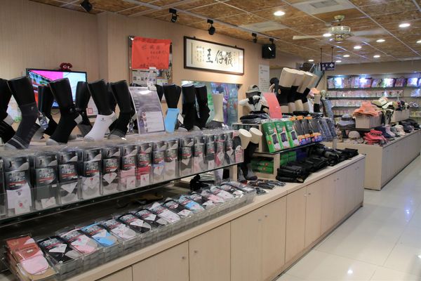 襪仔王觀光工廠:【彰化景點】田中襪仔王。勝鴻機能觀光襪廠~可愛的機器人以及襪仔王公仔/機能襪/免費參觀/襪仔娃DIY手作