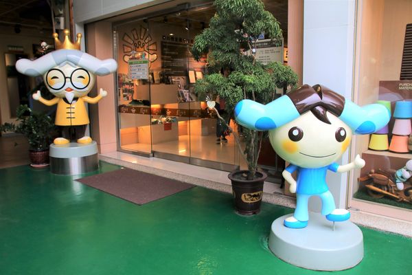 襪仔王觀光工廠:【彰化景點】田中襪仔王。勝鴻機能觀光襪廠~可愛的機器人以及襪仔王公仔/機能襪/免費參觀/襪仔娃DIY手作