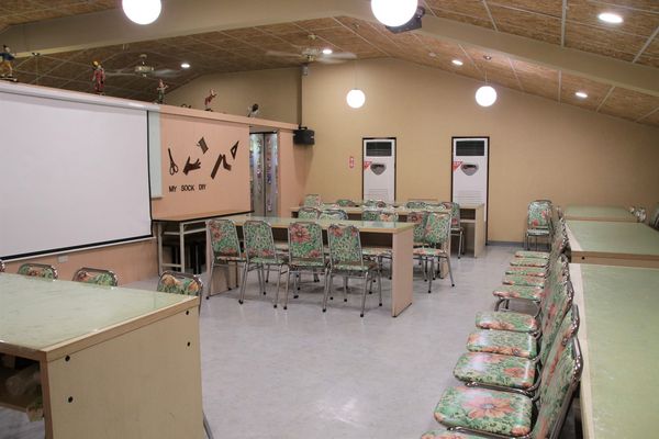 襪仔王觀光工廠:【彰化景點】田中襪仔王。勝鴻機能觀光襪廠~可愛的機器人以及襪仔王公仔/機能襪/免費參觀/襪仔娃DIY手作