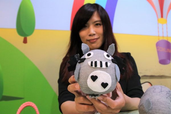 襪仔王觀光工廠:【彰化景點】田中襪仔王。勝鴻機能觀光襪廠~可愛的機器人以及襪仔王公仔/機能襪/免費參觀/襪仔娃DIY手作