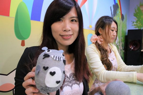 襪仔王觀光工廠:【彰化景點】田中襪仔王。勝鴻機能觀光襪廠~可愛的機器人以及襪仔王公仔/機能襪/免費參觀/襪仔娃DIY手作