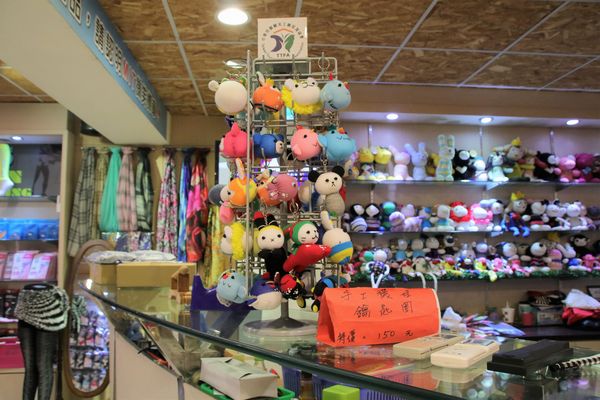 襪仔王觀光工廠:【彰化景點】田中襪仔王。勝鴻機能觀光襪廠~可愛的機器人以及襪仔王公仔/機能襪/免費參觀/襪仔娃DIY手作