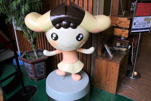 襪仔王觀光工廠:【彰化景點】田中襪仔王。勝鴻機能觀光襪廠~可愛的機器人以及襪仔王公仔/機能襪/免費參觀/襪仔娃DIY手作