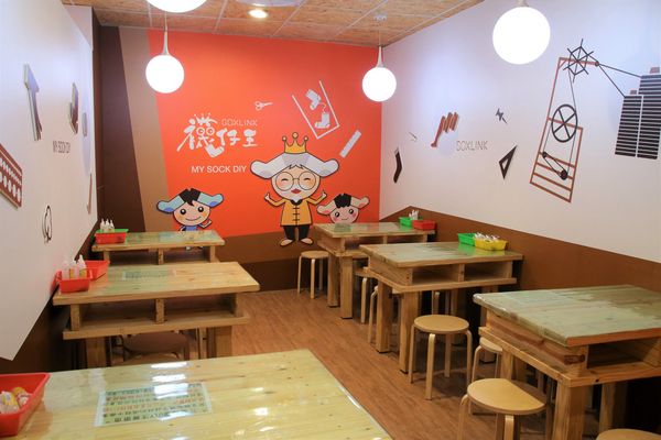 襪仔王觀光工廠:【彰化景點】田中襪仔王。勝鴻機能觀光襪廠~可愛的機器人以及襪仔王公仔/機能襪/免費參觀/襪仔娃DIY手作