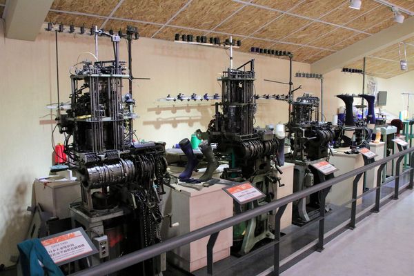 襪仔王觀光工廠:【彰化景點】田中襪仔王。勝鴻機能觀光襪廠~可愛的機器人以及襪仔王公仔/機能襪/免費參觀/襪仔娃DIY手作