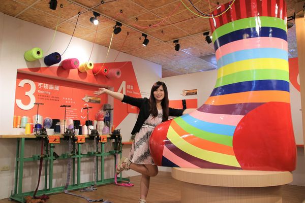 襪仔王觀光工廠:【彰化景點】田中襪仔王。勝鴻機能觀光襪廠~可愛的機器人以及襪仔王公仔/機能襪/免費參觀/襪仔娃DIY手作