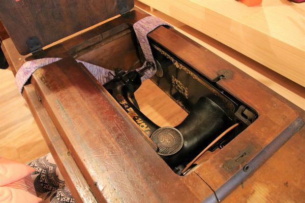 襪仔王觀光工廠:【彰化景點】田中襪仔王。勝鴻機能觀光襪廠~可愛的機器人以及襪仔王公仔/機能襪/免費參觀/襪仔娃DIY手作