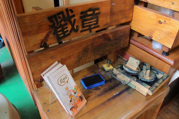 襪仔王觀光工廠:【彰化景點】田中襪仔王。勝鴻機能觀光襪廠~可愛的機器人以及襪仔王公仔/機能襪/免費參觀/襪仔娃DIY手作