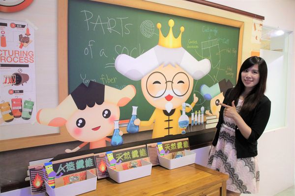 襪仔王觀光工廠:【彰化景點】田中襪仔王。勝鴻機能觀光襪廠~可愛的機器人以及襪仔王公仔/機能襪/免費參觀/襪仔娃DIY手作