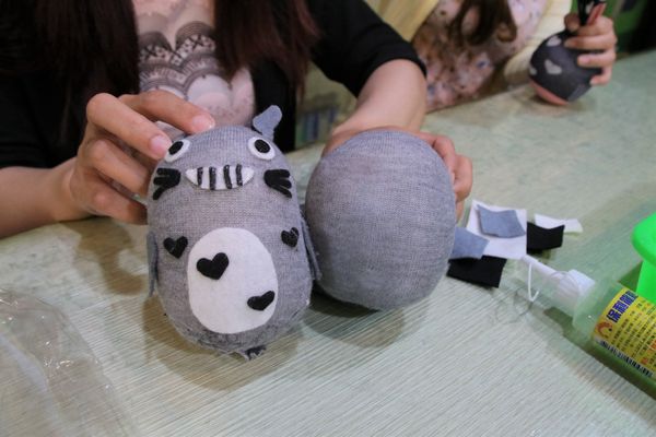 襪仔王觀光工廠:【彰化景點】田中襪仔王。勝鴻機能觀光襪廠~可愛的機器人以及襪仔王公仔/機能襪/免費參觀/襪仔娃DIY手作