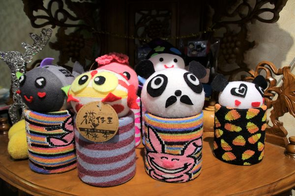 襪仔王觀光工廠:【彰化景點】田中襪仔王。勝鴻機能觀光襪廠~可愛的機器人以及襪仔王公仔/機能襪/免費參觀/襪仔娃DIY手作