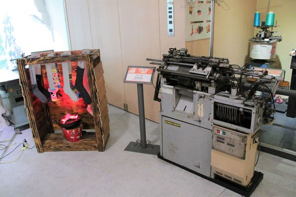 襪仔王觀光工廠:【彰化景點】田中襪仔王。勝鴻機能觀光襪廠~可愛的機器人以及襪仔王公仔/機能襪/免費參觀/襪仔娃DIY手作