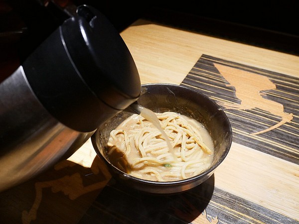麵屋虎徹：麵屋虎徹-台中逢甲日式拉麵  口味道地湯頭不死鹹  麵條客製化  更符合每個人的期待  還有高水準天婦羅必點