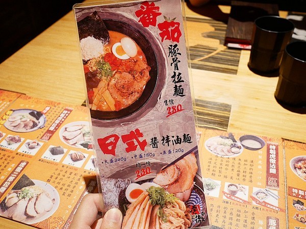 麵屋虎徹：麵屋虎徹-台中逢甲日式拉麵  口味道地湯頭不死鹹  麵條客製化  更符合每個人的期待  還有高水準天婦羅必點