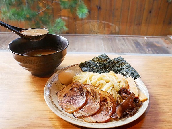麵屋虎徹：麵屋虎徹-台中逢甲日式拉麵  口味道地湯頭不死鹹  麵條客製化  更符合每個人的期待  還有高水準天婦羅必點