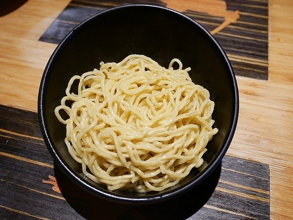 麵屋虎徹：麵屋虎徹-台中逢甲日式拉麵  口味道地湯頭不死鹹  麵條客製化  更符合每個人的期待  還有高水準天婦羅必點