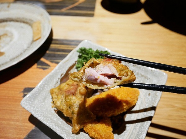 麵屋虎徹：麵屋虎徹-台中逢甲日式拉麵  口味道地湯頭不死鹹  麵條客製化  更符合每個人的期待  還有高水準天婦羅必點