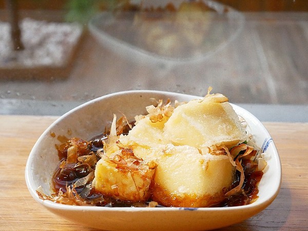 麵屋虎徹：麵屋虎徹-台中逢甲日式拉麵  口味道地湯頭不死鹹  麵條客製化  更符合每個人的期待  還有高水準天婦羅必點