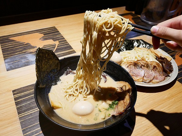 麵屋虎徹：麵屋虎徹-台中逢甲日式拉麵  口味道地湯頭不死鹹  麵條客製化  更符合每個人的期待  還有高水準天婦羅必點