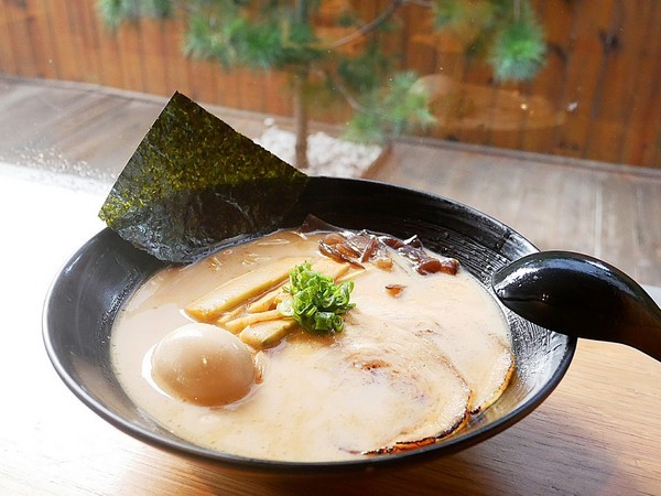 麵屋虎徹：麵屋虎徹-台中逢甲日式拉麵  口味道地湯頭不死鹹  麵條客製化  更符合每個人的期待  還有高水準天婦羅必點