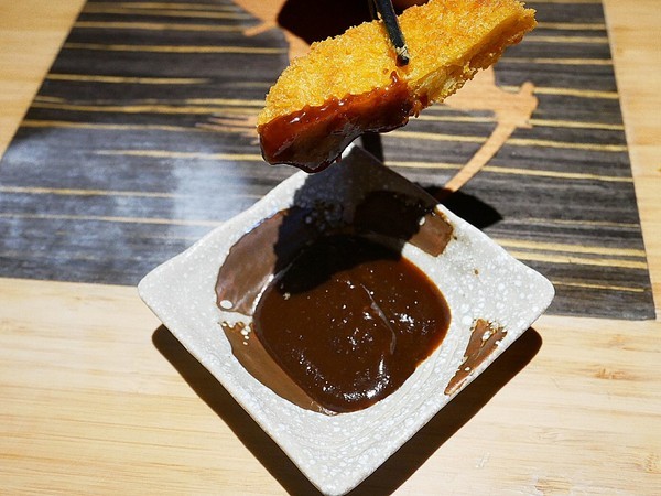 麵屋虎徹：麵屋虎徹-台中逢甲日式拉麵  口味道地湯頭不死鹹  麵條客製化  更符合每個人的期待  還有高水準天婦羅必點