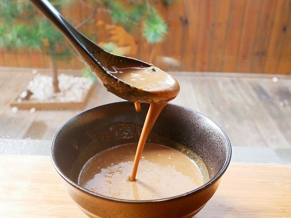 麵屋虎徹：麵屋虎徹-台中逢甲日式拉麵  口味道地湯頭不死鹹  麵條客製化  更符合每個人的期待  還有高水準天婦羅必點