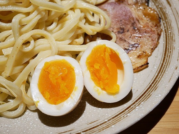 麵屋虎徹：麵屋虎徹-台中逢甲日式拉麵  口味道地湯頭不死鹹  麵條客製化  更符合每個人的期待  還有高水準天婦羅必點