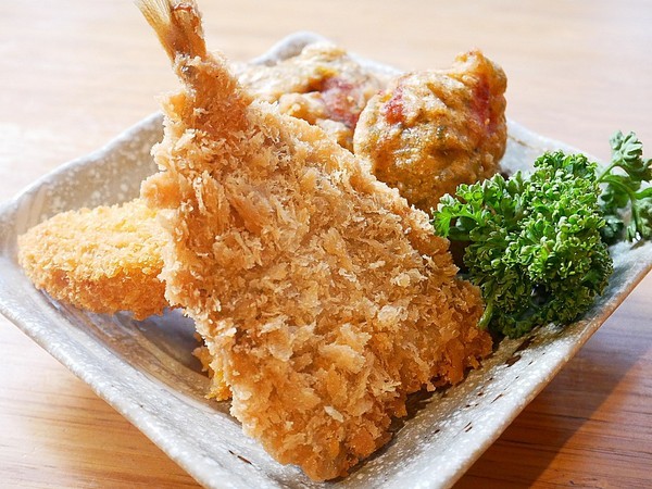 麵屋虎徹：麵屋虎徹-台中逢甲日式拉麵  口味道地湯頭不死鹹  麵條客製化  更符合每個人的期待  還有高水準天婦羅必點