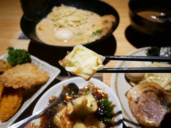 麵屋虎徹：麵屋虎徹-台中逢甲日式拉麵  口味道地湯頭不死鹹  麵條客製化  更符合每個人的期待  還有高水準天婦羅必點