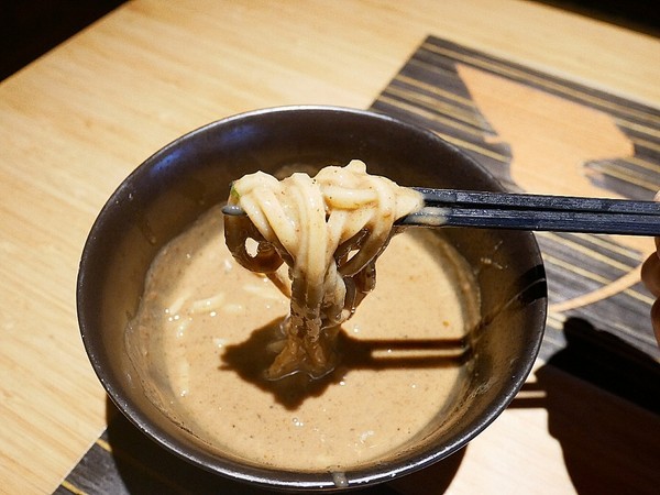 麵屋虎徹：麵屋虎徹-台中逢甲日式拉麵  口味道地湯頭不死鹹  麵條客製化  更符合每個人的期待  還有高水準天婦羅必點