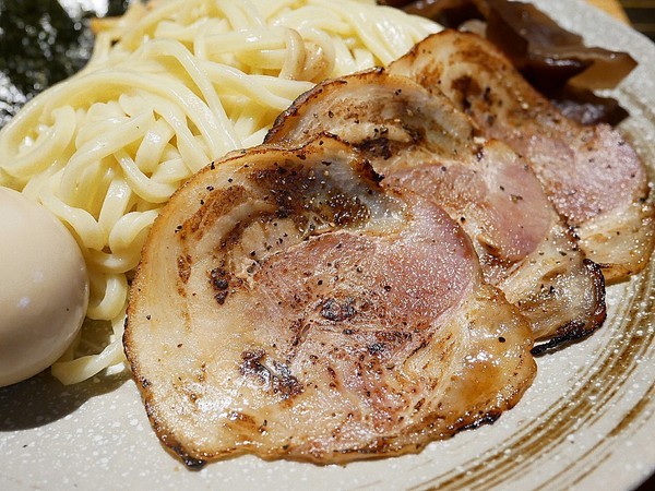 麵屋虎徹：麵屋虎徹-台中逢甲日式拉麵  口味道地湯頭不死鹹  麵條客製化  更符合每個人的期待  還有高水準天婦羅必點