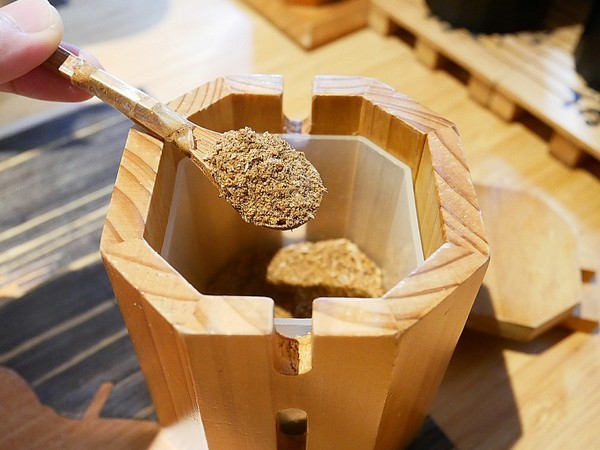 麵屋虎徹：麵屋虎徹-台中逢甲日式拉麵  口味道地湯頭不死鹹  麵條客製化  更符合每個人的期待  還有高水準天婦羅必點