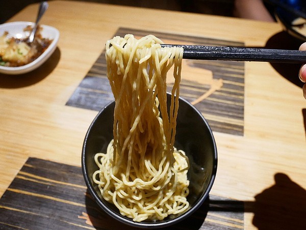 麵屋虎徹：麵屋虎徹-台中逢甲日式拉麵  口味道地湯頭不死鹹  麵條客製化  更符合每個人的期待  還有高水準天婦羅必點