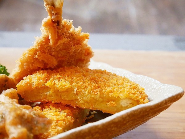 麵屋虎徹：麵屋虎徹-台中逢甲日式拉麵  口味道地湯頭不死鹹  麵條客製化  更符合每個人的期待  還有高水準天婦羅必點