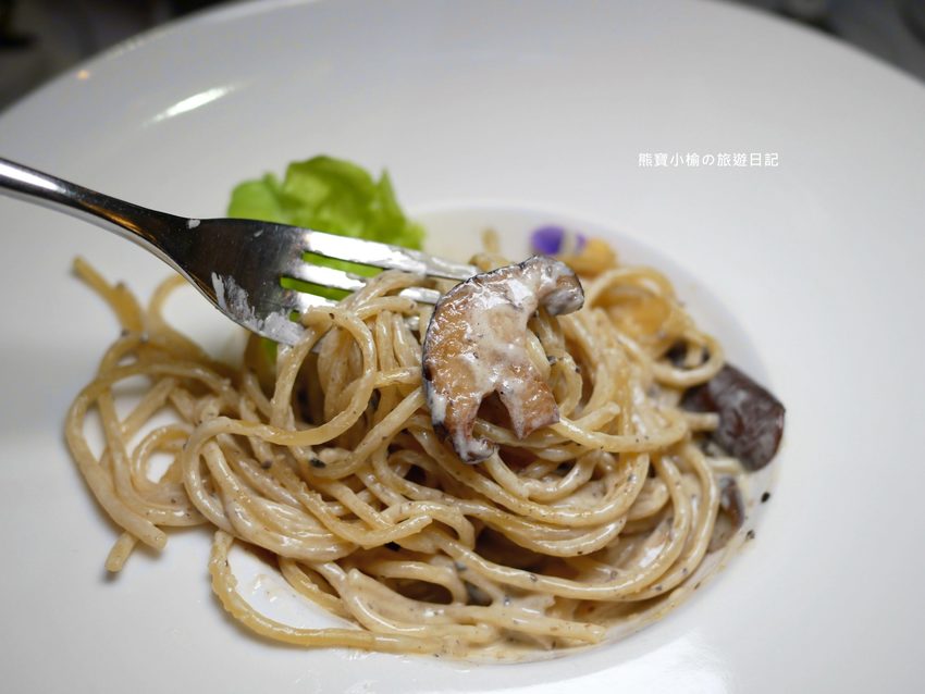 【台中西屯美食】菲菲花園義式餐廳用餐心得分享,台中市政府氣氛聚餐餐廳推薦!台中西屯牛排館當月壽星享生日優惠,內文附詳細菜單價位介紹。 @熊寶小榆の旅遊日記