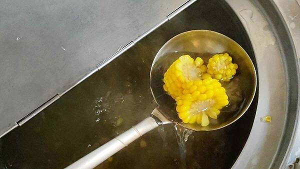 不要買錯,叉燒炒飯才是最厲害的啦~!中午用餐時間常常大排長龍的爆人氣店家,店內的叉燒炒飯絕對是必點必