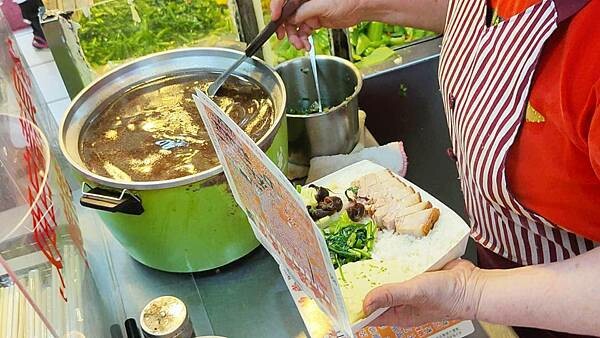 不要買錯,叉燒炒飯才是最厲害的啦~!中午用餐時間常常大排長龍的爆人氣店家,店內的叉燒炒飯絕對是必點必