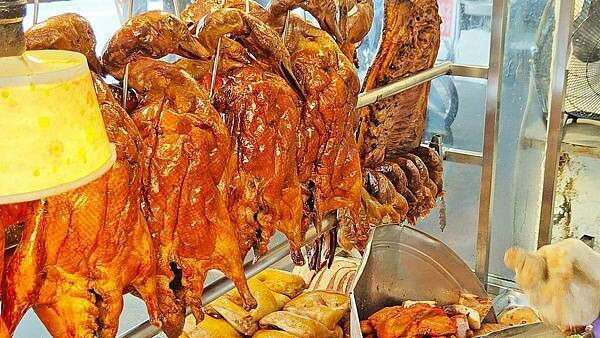 不要買錯,叉燒炒飯才是最厲害的啦~!中午用餐時間常常大排長龍的爆人氣店家,店內的叉燒炒飯絕對是必點必