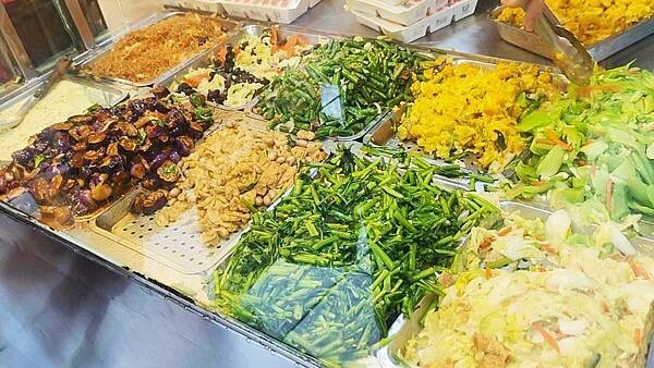 不要買錯,叉燒炒飯才是最厲害的啦~!中午用餐時間常常大排長龍的爆人氣店家,店內的叉燒炒飯絕對是必點必