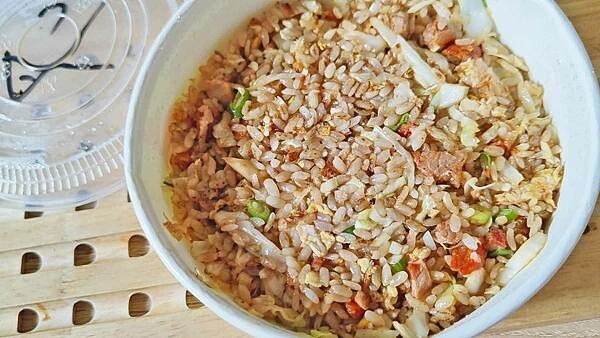 不要買錯,叉燒炒飯才是最厲害的啦~!中午用餐時間常常大排長龍的爆人氣店家,店內的叉燒炒飯絕對是必點必