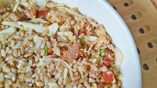 不要買錯,叉燒炒飯才是最厲害的啦~!中午用餐時間常常大排長龍的爆人氣店家,店內的叉燒炒飯絕對是必點必